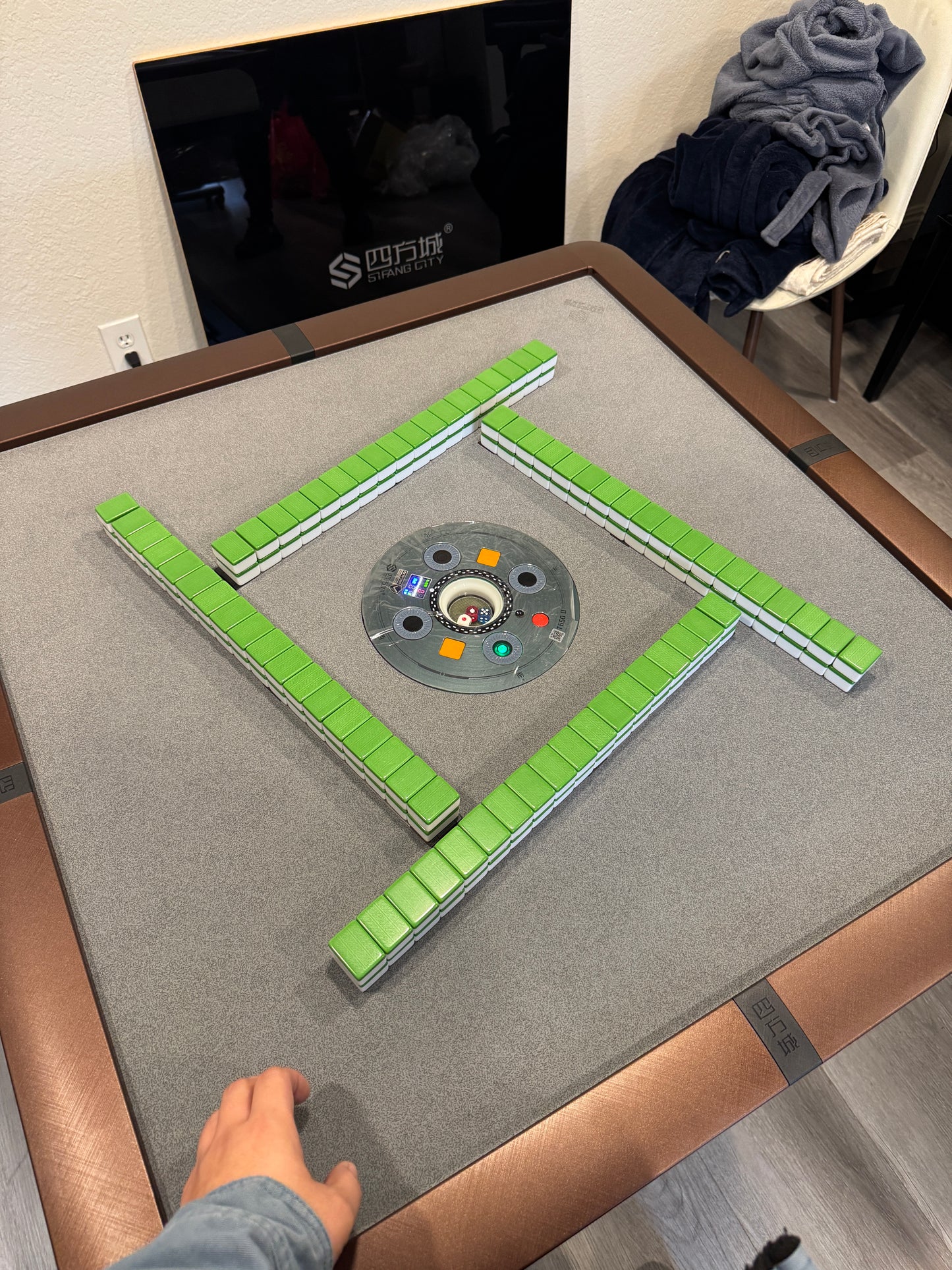 T650 premium mahjong table, rubber based table cloth, automatic heat drying and sanitizing, 55dB low noise shuffle, optional 4 leg style 36mm tiles 3 dices台湾牌36号小牌,三颗色子,咖啡白可折叠款 可选四腿餐桌款