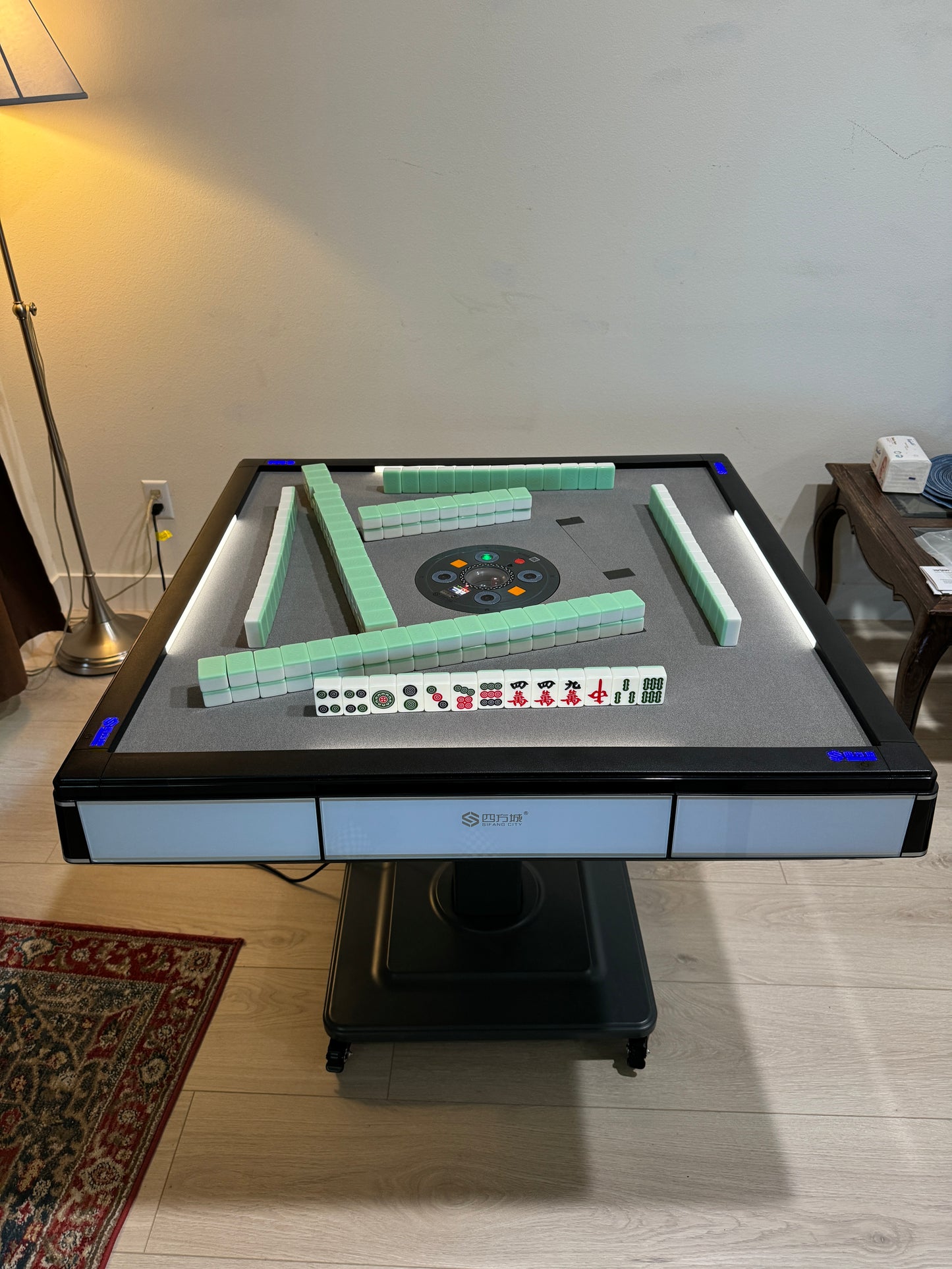 T650  珍珠白 LED灯条款 ，曲水纹灰桌面，可折叠，洗牌自动烘干消毒，两颗色子（36号3颗，42，46两颗）标配两幅玉石麻将牌