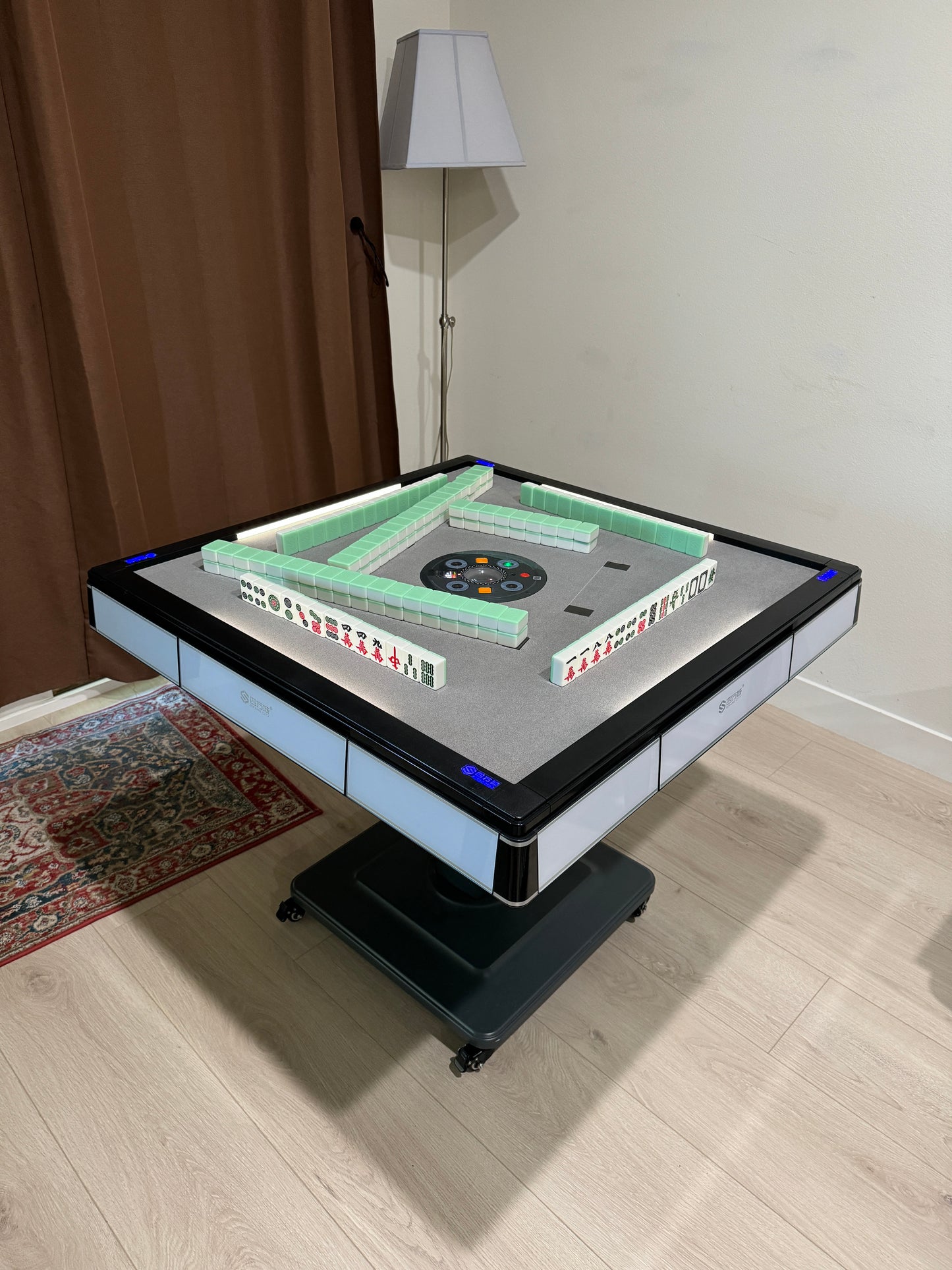 T650  珍珠白 LED灯条款 ，曲水纹灰桌面，可折叠，洗牌自动烘干消毒，两颗色子（36号3颗，42，46两颗）标配两幅玉石麻将牌