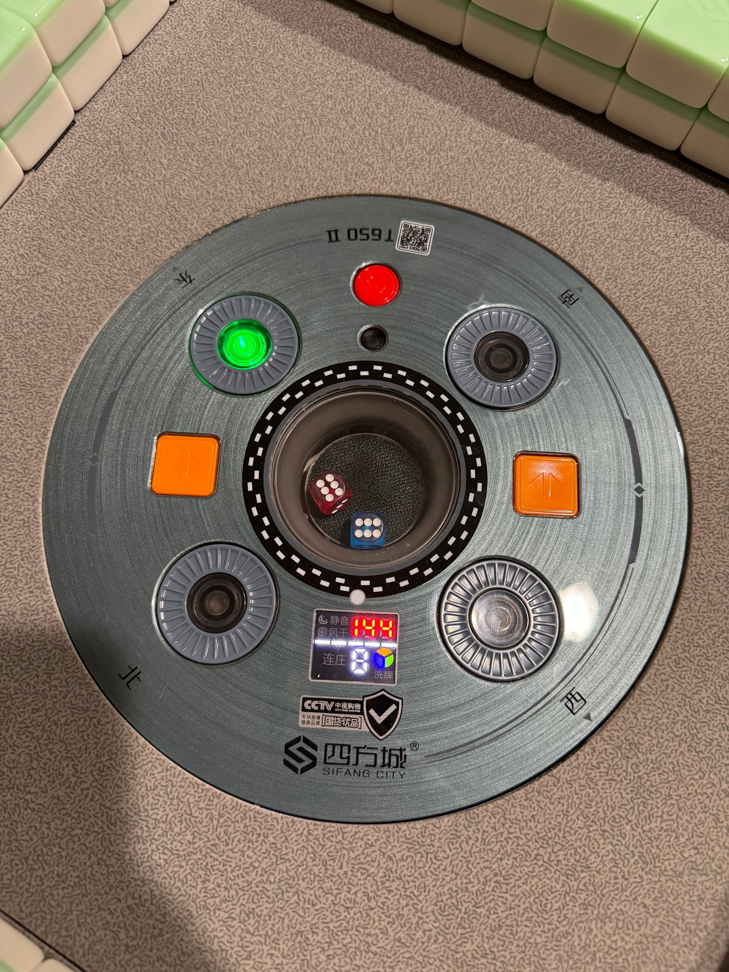 T650  珍珠白 LED灯条款 ，曲水纹灰桌面，可折叠，洗牌自动烘干消毒，两颗色子（36号3颗，42，46两颗）标配两幅玉石麻将牌