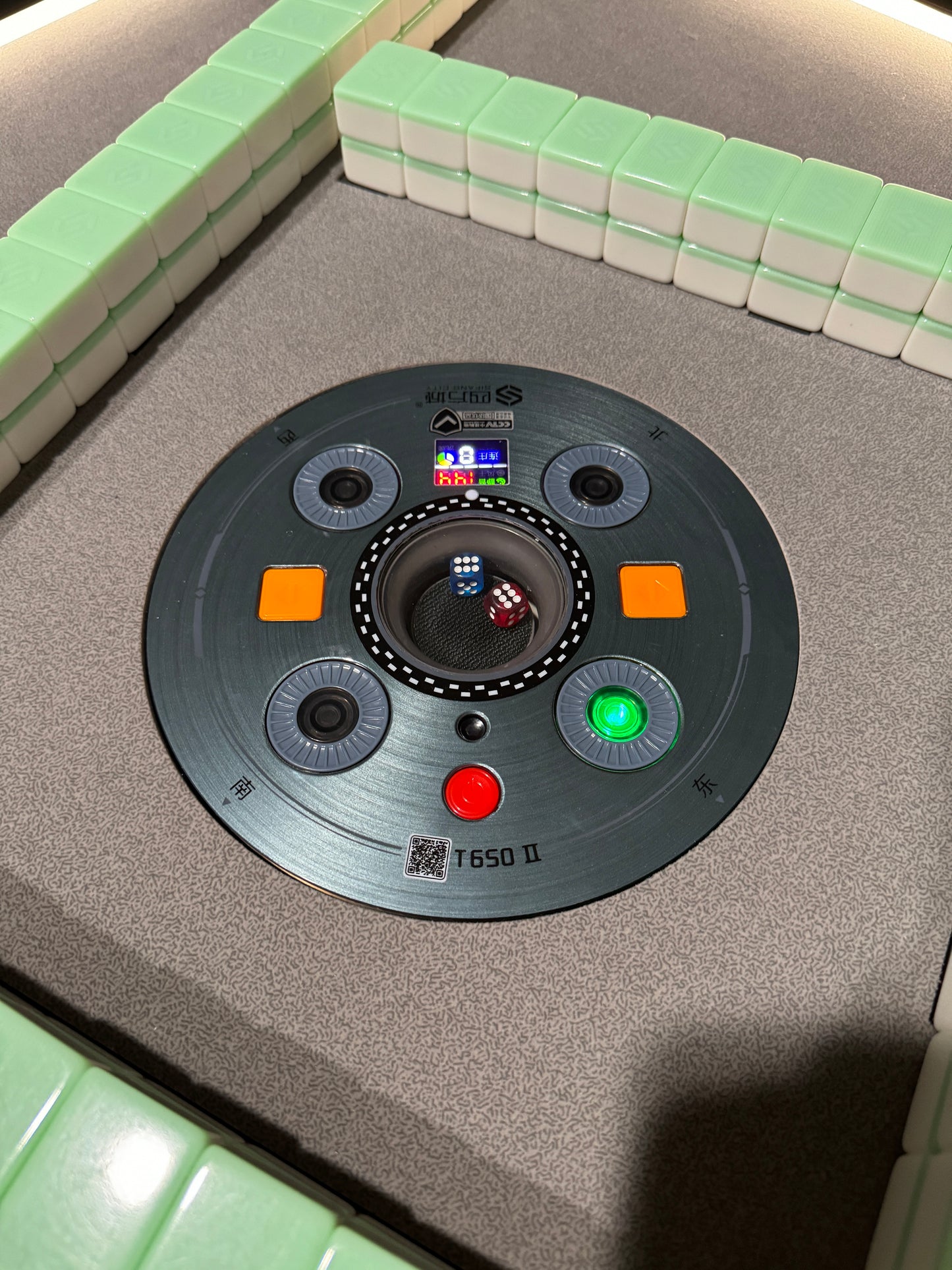 T650  珍珠白 LED灯条款 ，曲水纹灰桌面，可折叠，洗牌自动烘干消毒，两颗色子（36号3颗，42，46两颗）标配两幅玉石麻将牌